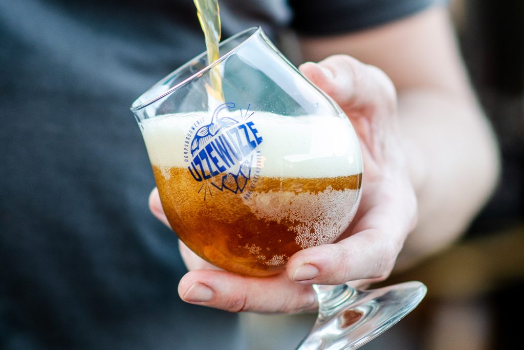 Speciaalbier wordt ingeschoten in een Uzzewuzze-bierglas